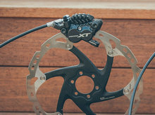 三款四活塞刹车对比：SRAM Code RSC、Shimano M8020 XT和Hope E4