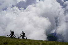 蒂托·托马西（Tito Tomasi）自驾、骑单车穿越法国南部