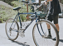 一辆1984款Stumpjumper 与自由骑车手戴蒙·岩永的一天