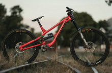 萨姆·布伦金索普的 Zerode G3速降山地车 - Red Bull Hardline Tasmania