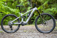 Devinci E-Troy Lite 轻量级电动山地车测评 - 加拿大制造、价格合理、乐趣无穷