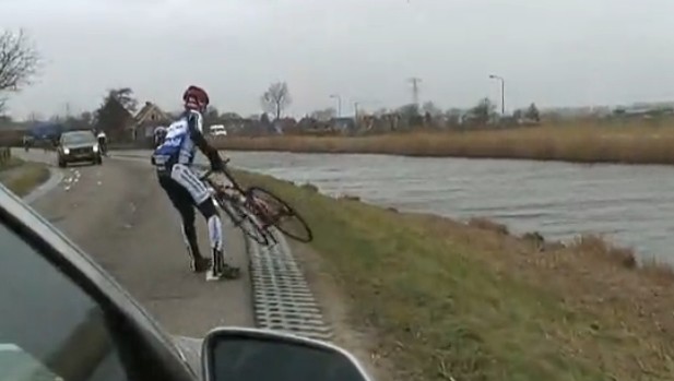 荷兰自行车爱好者在大风中训练