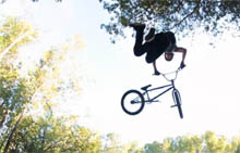 麦克·瓦尔加：院子里的迷你BMX公园进阶版