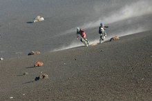三个男人竟敢去火山口骑单车？