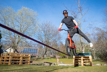 空中扁带骑行对决：丹尼•麦卡斯基尔（Danny MacAskill）VS 邓肯•肖（Duncan Shaw）