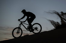 沙漠“冲浪” - 奥利•威尔金斯在摩洛哥骑车