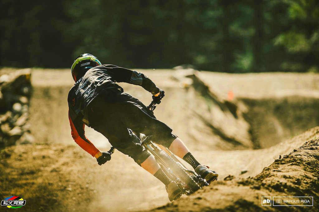 09 2015 Crankworx Whistler惠斯勒单车节Fox Air DH速降赛.jpg