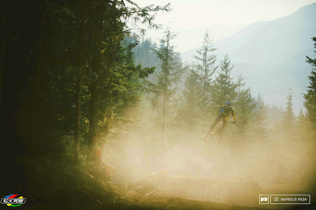 10 2015 Crankworx Whistler惠斯勒单车节Fox Air DH速降赛.jpg