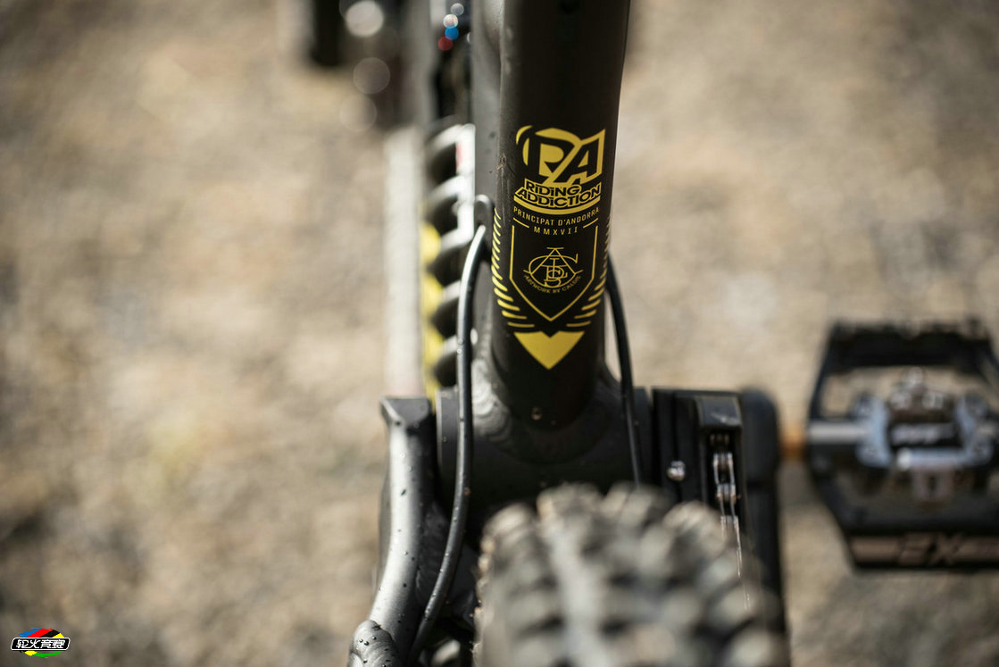 11 Commencal Team Bikes.jpg