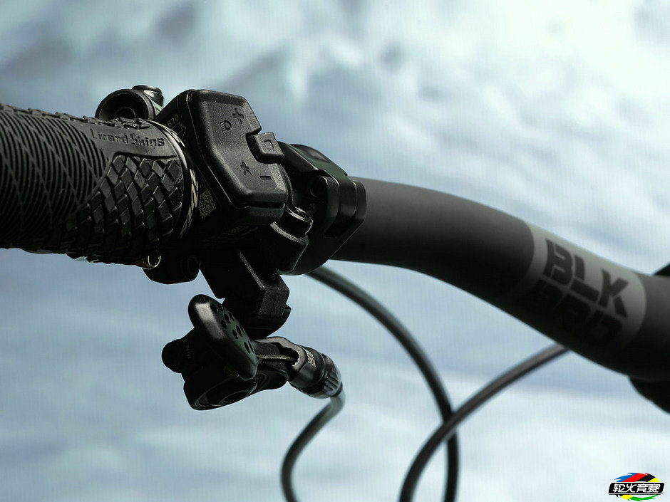 Oso1.1-BLK-Bar-RemoteAndDropper-Detail-3346.jpg